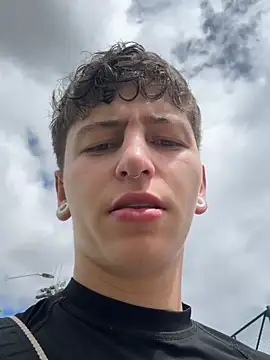 Snapshot of ARON_LUXX chatting on April 11, 2026, 2:43 pm ARON LUXX online show from April 11, 2026, 2:43 pm