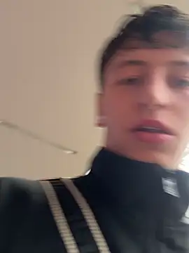 Snapshot of ARON_LUXX chatting on April 13, 2026, 10:15 pm ARON LUXX online show from April 13, 2026, 10:15 pm