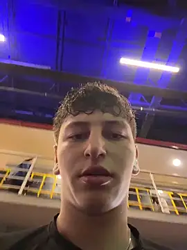 Snapshot of ARON_LUXX chatting on April 14, 2026, 10:05 pm ARON LUXX online show from April 14, 2026, 10:05 pm