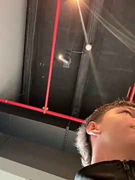 Snapshot of ARON_LUXX chatting on April 15, 2026, 4:03 pm ARON LUXX online show from April 15, 2026, 4:03 pm