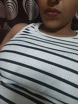 komalsharma99 online show from June 5, 2026, 5:18 pm