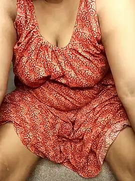 Snapshot of R_Queen chatting on April 21, 2026, 2:01 pm R Queen online show from April 21, 2026, 2:01 pm