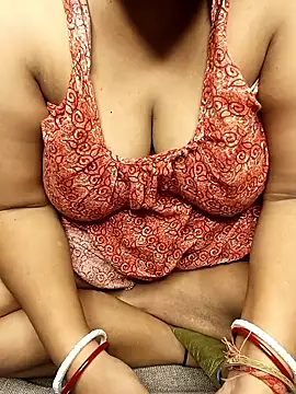 Snapshot of R_Queen chatting on May 14, 2026, 6:15 pm R Queen online show from May 14, 2026, 6:15 pm