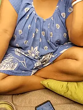 Snapshot of R_Queen chatting on July 24, 2026, 5:49 am R Queen online show from July 24, 2026, 5:49 am
