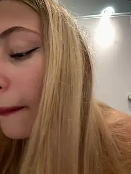 Snapshot of blonde_exe chatting on August 6, 2026, 2:08 pm blonde exe online show from August 6, 2026, 2:08 pm