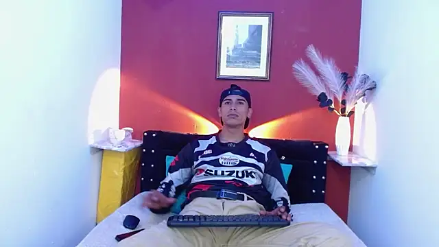 Snapshot of Andrey_santamaria chatting on March 5, 2026, 3:57 am Andrey santamaria online show from March 5, 2026, 3:57 am