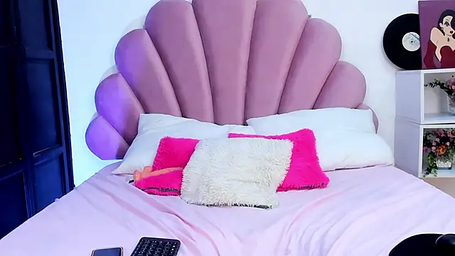 Lili Stone  online show from April 11, 2026, 7:45 am