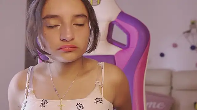  emily jonexs online show from February 12, 2026, 8:59 pm