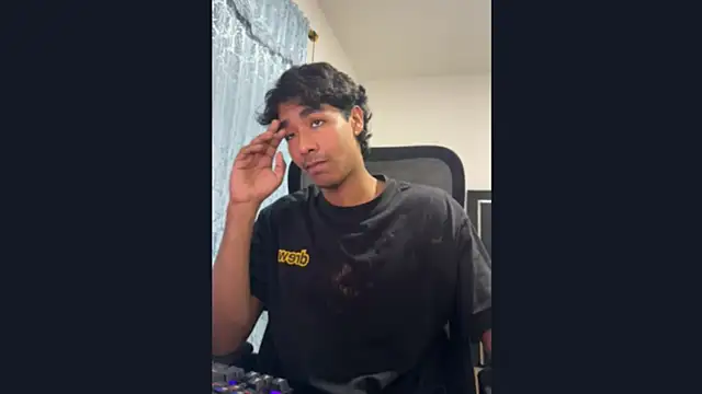 Snapshot of Pedestal_diamant chatting on February 11, 2026, 12:26 am Pedestal diamant online show from February 11, 2026, 12:26 am