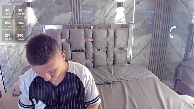 Snapshot of Manson_and_Zoe chatting on February 9, 2026, 11:36 am Manson and Zoe online show from February 9, 2026, 11:36 am