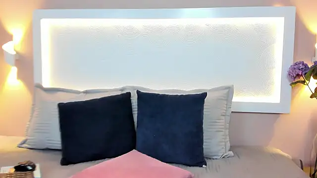 Snapshot of TiinyAngel chatting on June 2, 2026, 7:27 pm TiinyAngel online show from June 2, 2026, 7:27 pm