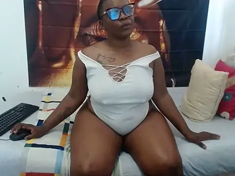 Snapshot of Queenteex6992 chatting on June 30, 2026, 9:32 am Queenteex6992 online show from June 30, 2026, 9:32 am