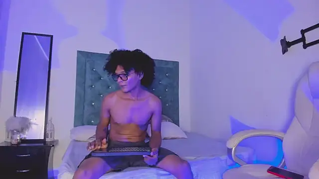 LatinoDark online show from March 3, 2026, 3:45 am