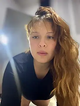 Snapshot of CharlotteUwU_ chatting on February 11, 2026, 2:49 am CharlotteUwU online show from February 11, 2026, 2:49 am