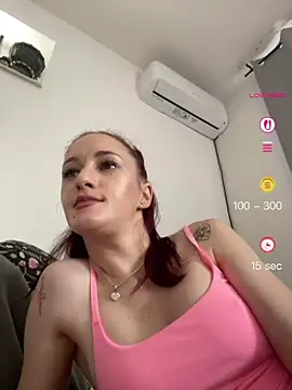 Snapshot of Roxyfoxyyy chatting on June 15, 2026, 6:26 am Roxyfoxyyy online show from June 15, 2026, 6:26 am