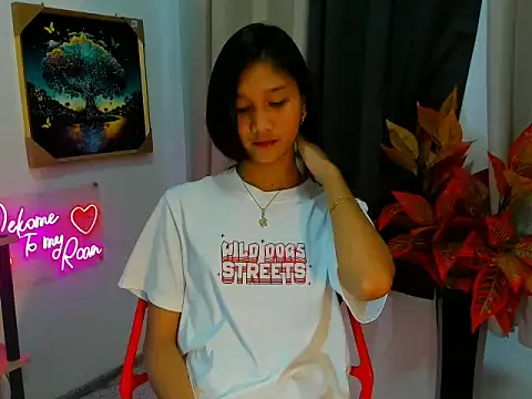 Snapshot of littlemikay chatting on February 17, 2026, 6:10 am littlemikay online show from February 17, 2026, 6:10 am