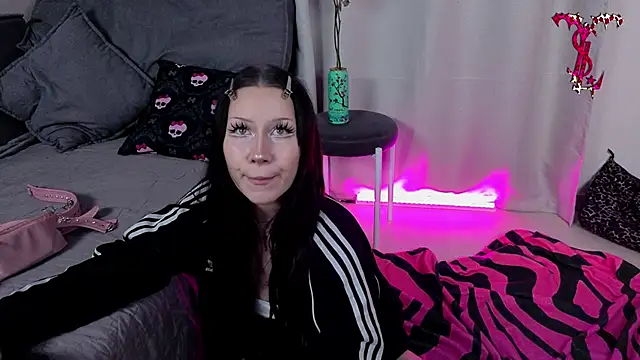 xdigitalxhoe online show from June 1, 2026, 8:43 pm