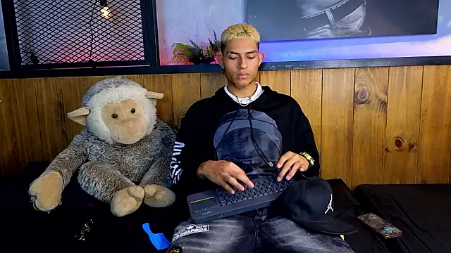 ItsZairen online show from March 6, 2026, 3:36 am