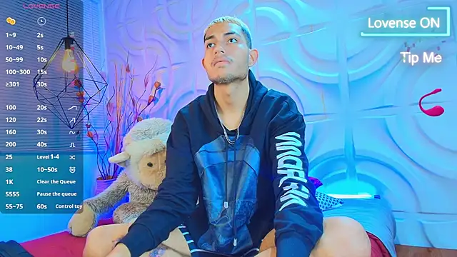 ItsZairen online show from April 16, 2026, 3:51 am