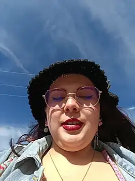 Yulska online show from April 2, 2026, 9:01 pm