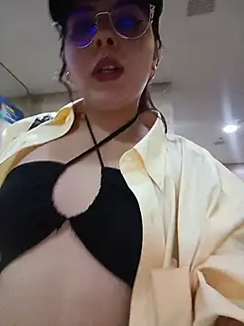 Snapshot of Yulska chatting on April 27, 2026, 9:35 pm Yulska online show from April 27, 2026, 9:35 pm