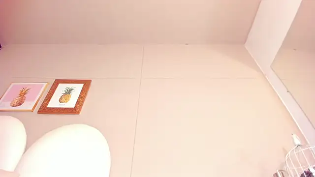 Snapshot of luna_bradley_ chatting on April 14, 2026, 12:55 pm luna bradley online show from April 14, 2026, 12:55 pm