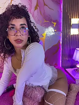 Snapshot of Woo_isDaphne chatting on March 2, 2026, 12:02 am Woo isDaphne online show from March 2, 2026, 12:02 am