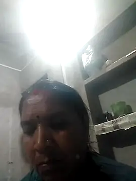 Snapshot of Loomaraj chatting on February 16, 2026, 8:27 pm Loomaraj online show from February 16, 2026, 8:27 pm