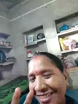 Snapshot of Loomaraj chatting on July 15, 2026, 2:39 am Loomaraj online show from July 15, 2026, 2:39 am