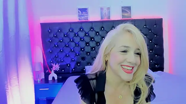 Snapshot of CrystalRose_40 chatting on February 9, 2026, 8:13 pm CrystalRose 40 online show from February 9, 2026, 8:13 pm