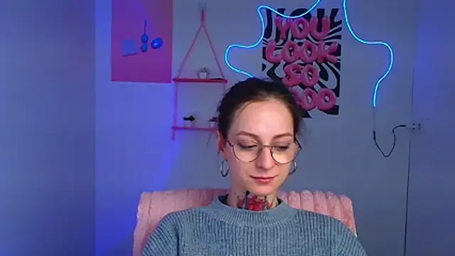 Snapshot of Esmi_Winter chatting on February 15, 2026, 6:10 am Esmi Winter online show from February 15, 2026, 6:10 am