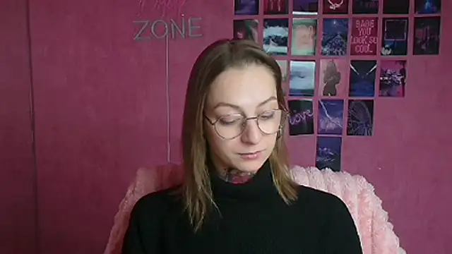 Snapshot of Esmi_Winter chatting on February 18, 2026, 6:20 am Esmi Winter online show from February 18, 2026, 6:20 am