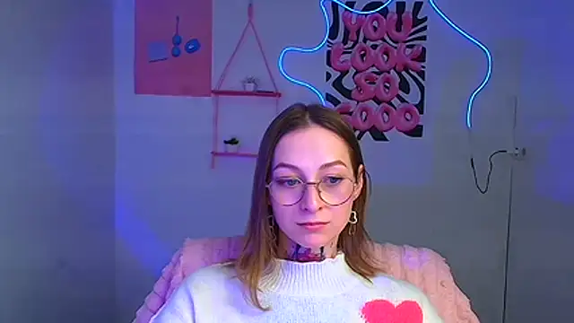 Snapshot of Esmi_Winter chatting on February 22, 2026, 6:24 am Esmi Winter online show from February 22, 2026, 6:24 am