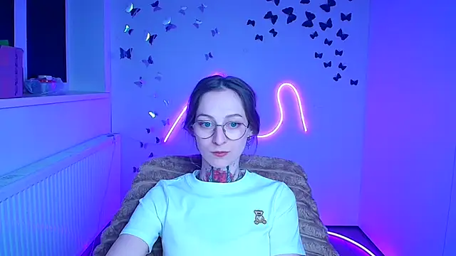 Esmi Winter online show from March 22, 2026, 6:44 pm