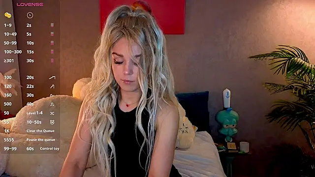 Snapshot of Sonya-Love chatting on May 12, 2026, 8:28 pm Sonya-Love online show from May 12, 2026, 8:28 pm