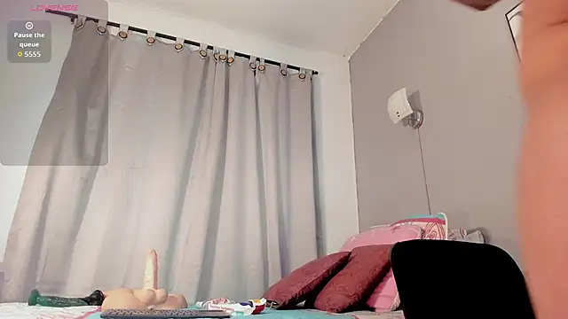 Snapshot of Britanny_W chatting on June 1, 2026, 10:33 pm Britanny W online show from June 1, 2026, 10:33 pm