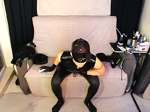 Snapshot of RubberGummi chatting on May 3, 2026, 11:33 pm RubberGummi online show from May 3, 2026, 11:33 pm