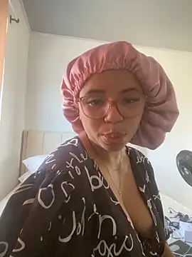 Snapshot of Lucy_strong1 chatting on February 13, 2026, 7:43 pm Lucy strong1 online show from February 13, 2026, 7:43 pm