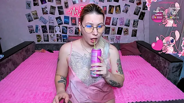 Snapshot of x_Ulya1cutex chatting on March 8, 2026, 4:44 pm x Ulya1cutex online show from March 8, 2026, 4:44 pm