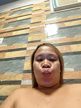 Snapshot of squirtshantal chatting on April 18, 2026, 10:19 am squirtshantal online show from April 18, 2026, 10:19 am