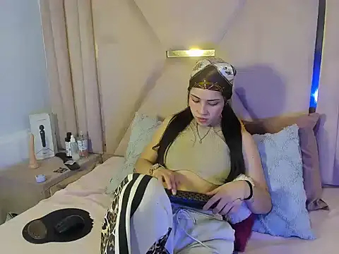 ElaSalvatorehh online show from April 7, 2026, 1:11 pm