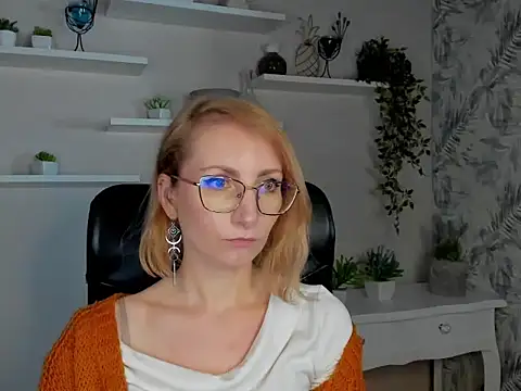 CinderellaMoon online show from February 19, 2026, 6:20 am