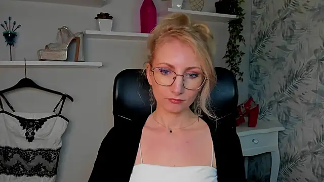 CinderellaMoon online show from March 24, 2026, 6:29 am