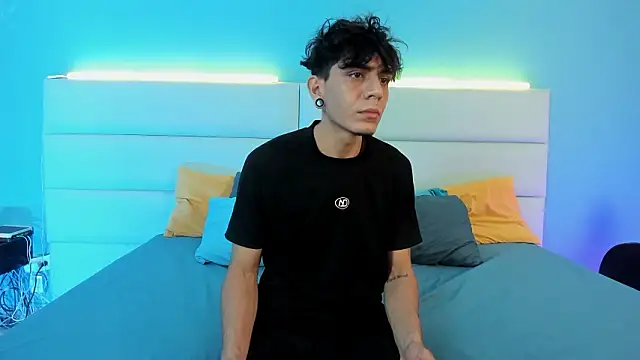 Snapshot of abrilandjulian chatting on February 28, 2026, 11:33 am abrilandjulian online show from February 28, 2026, 11:33 am