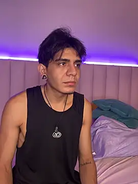 Snapshot of abrilandjulian chatting on April 7, 2026, 12:05 pm abrilandjulian online show from April 7, 2026, 12:05 pm