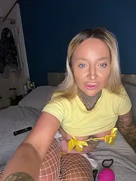 Snapshot of Summerwestt chatting on April 12, 2026, 3:50 pm Summerwestt online show from April 12, 2026, 3:50 pm