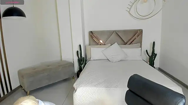 CarolineEvans x online show from March 19, 2026, 4:05 am