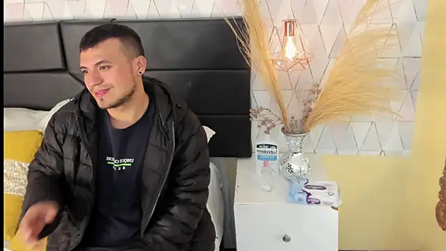 Snapshot of AronGarcia chatting on February 28, 2026, 12:06 pm AronGarcia online show from February 28, 2026, 12:06 pm