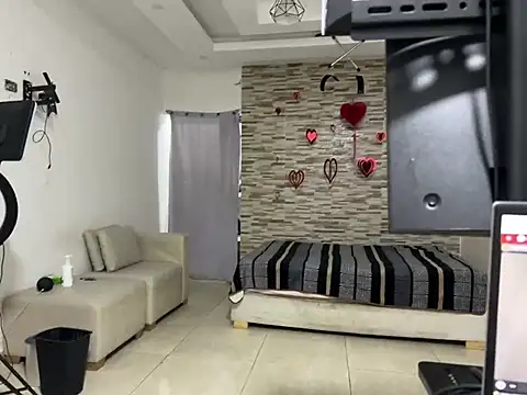 kinkyhousexxxx online show from February 18, 2026, 11:33 pm