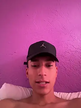 Snapshot of glopetitooo chatting on June 15, 2026, 12:51 pm glopetitooo online show from June 15, 2026, 12:51 pm